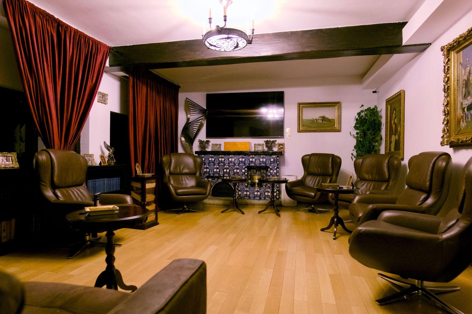 Cigar Lounge interbelic la EkoGroup Vila – rezervare pentru evenimente, filmări și seri memorabile în stilul anilor ’30